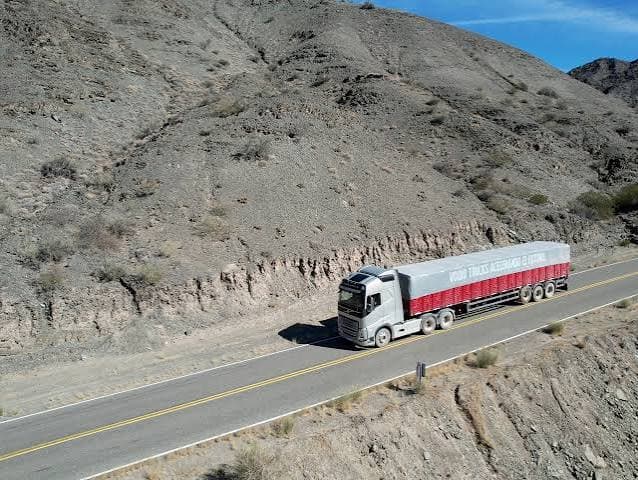 Camión de carga en una ruta de montaña